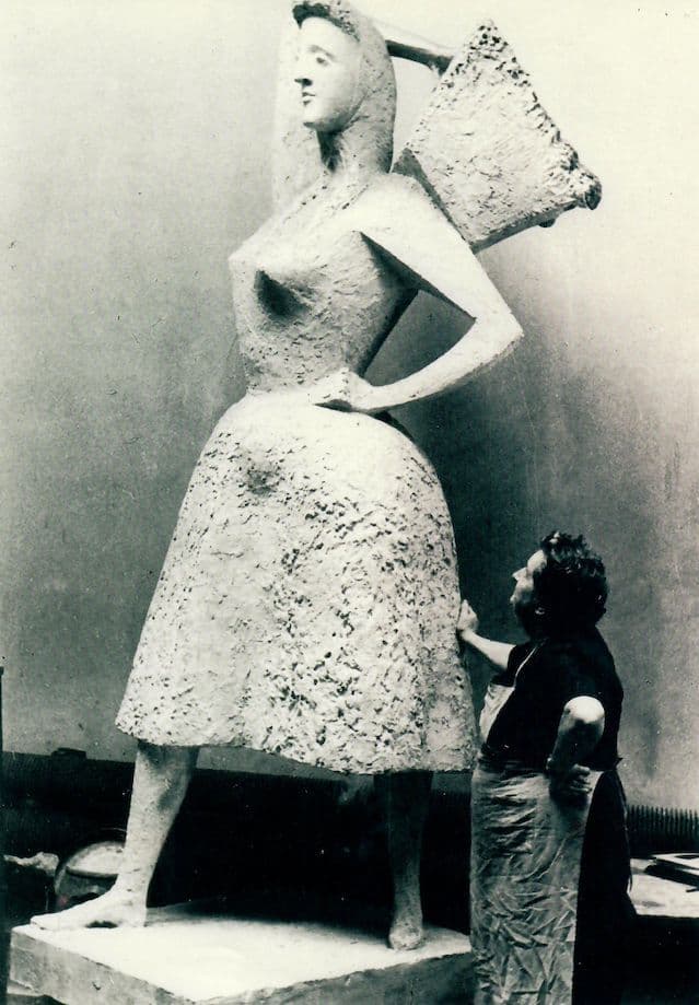 Chana Orloff devant la sculpture « la Grande femme au panier »