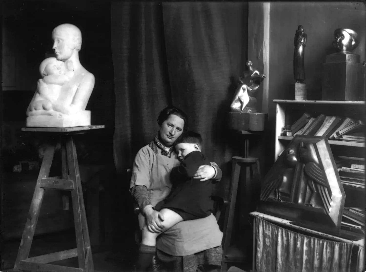 Chana avec son fils Didi dans son atelier rue d’Assas, en 1924