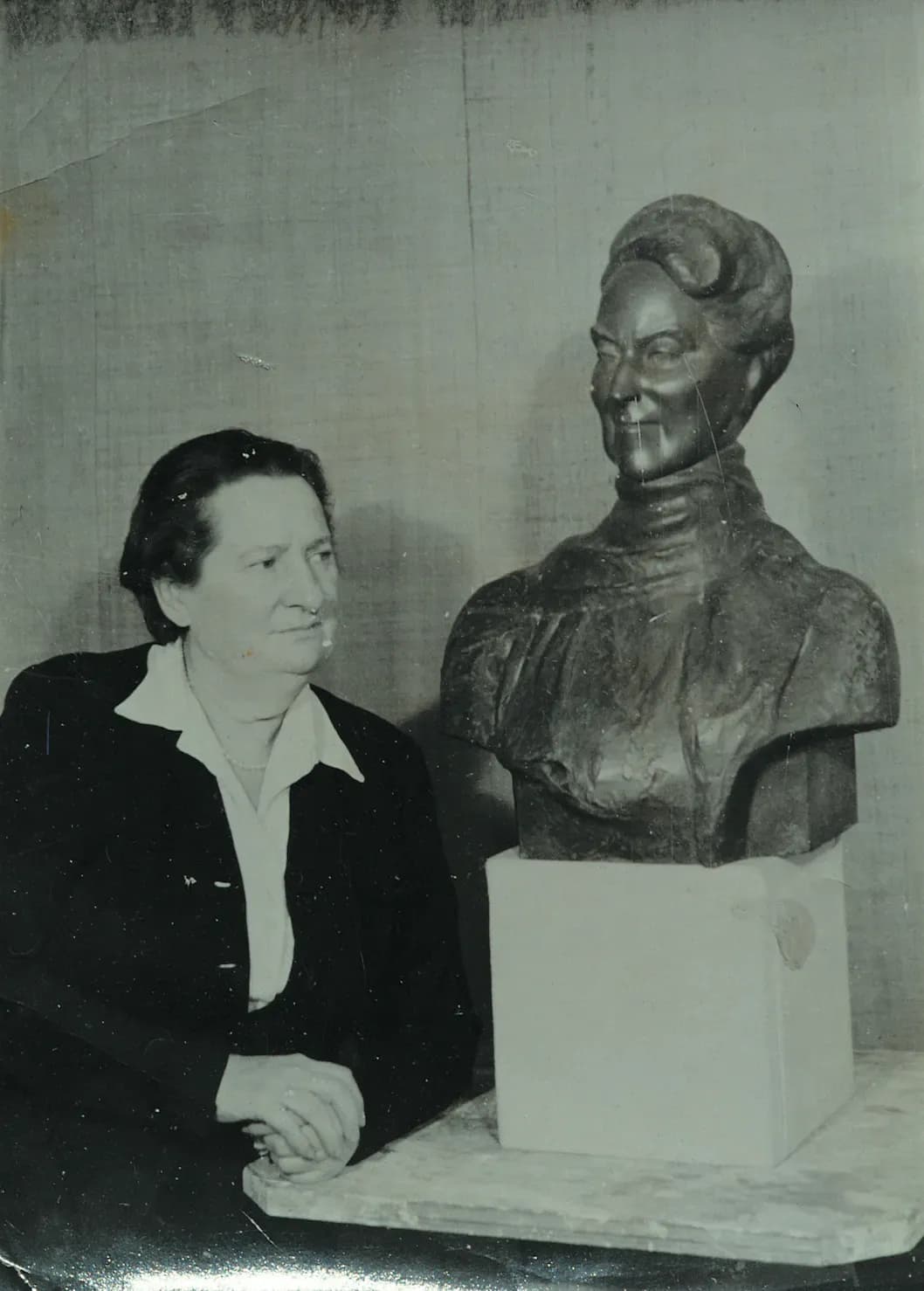 Avec la sculpture « Sigmund Stern », 1948